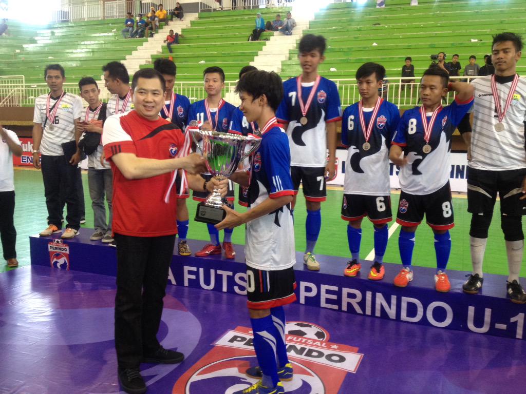 Penyerahan trofi kepada tim Jawa Barat sebagai juara kedua Liga Futsal Perindo 2015 oleh Ketum Bpk <a href="/Hary_Tanoe/">Hary Tanoesoedibjo</a>