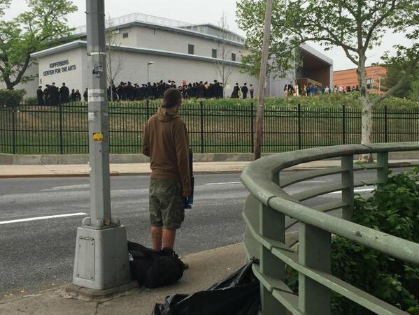 مشرد يستوطن الشوارع ينظر من بعيد إلى مجموعة من الطلاب يحتفلون بتخرجهم 🎓

فأي حديث تساورهُ به نفسه لحظتها ؟!