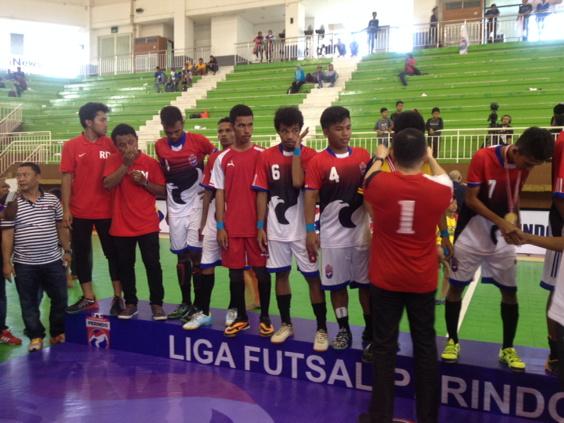 Ketum <a href="/PartaiPerindo/">Partai Perindo</a> Bpk <a href="/Hary_Tanoe/">Hary Tanoesoedibjo</a> mengalungkan medali kepada pemain Papua, juara 1 Liga Futsal Perindo 2015