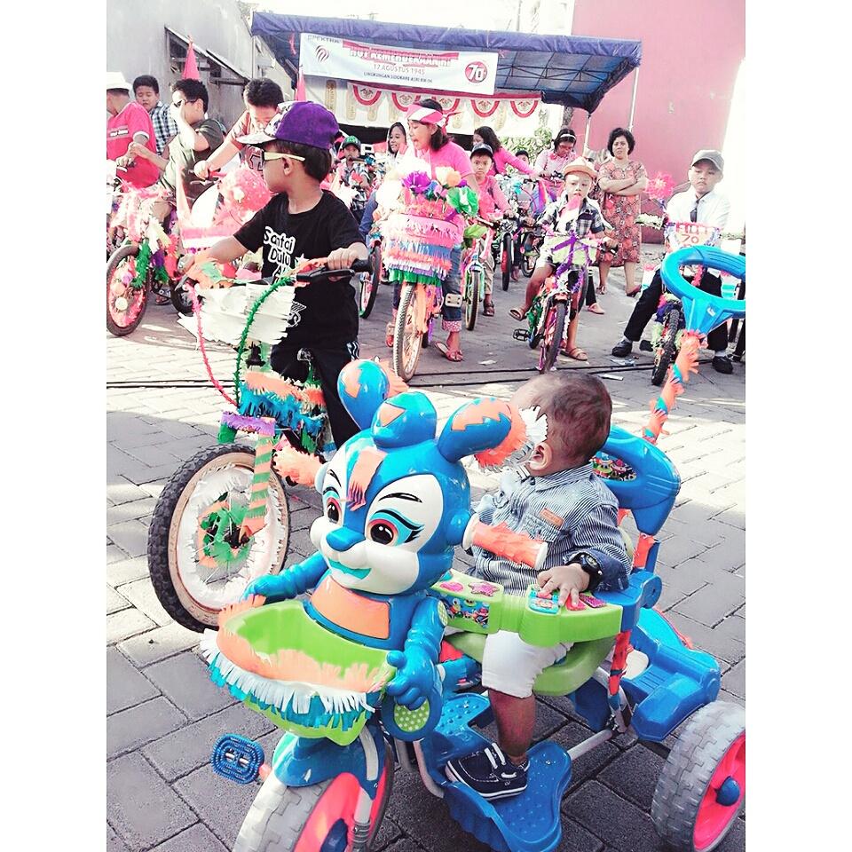 astriidmo's tweet photo. Be ikutan lomba balap sepeda di komplek 😘😍 http://t.co/7maBy9IehA