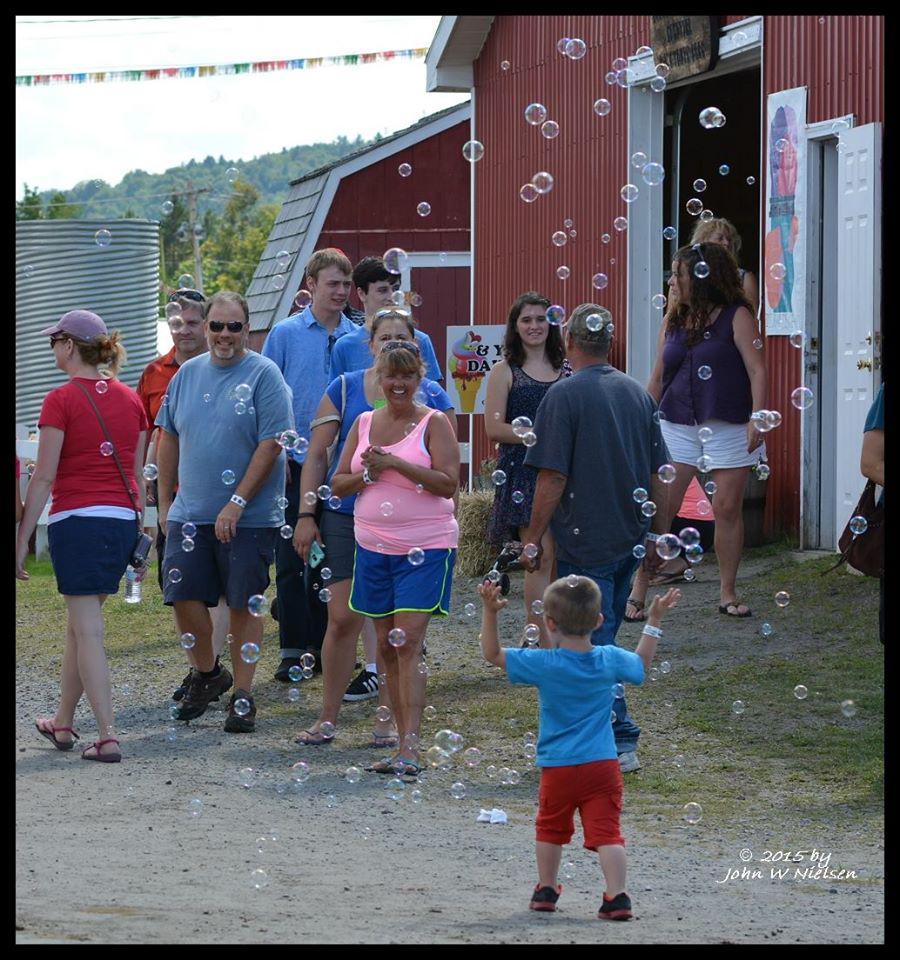 LuckyGirl802's tweet image. NEW PIC: Bubbles &amp;amp; kids! (Orleans County Fair - Barton, Vermont. Courtesy: John Nielsen) Join us @ 8am @wcax