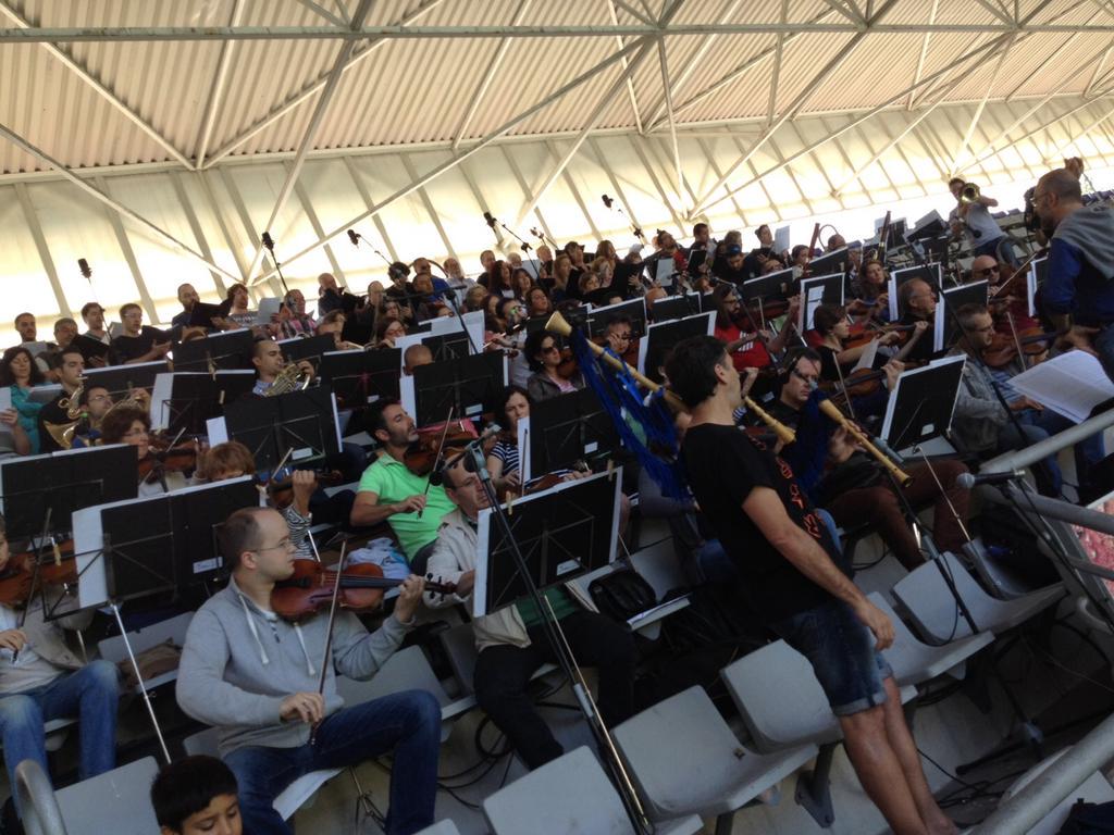 OFIL_Orquesta's tweet photo. Ahí estamos! #homenajeazul @RealOviedo  cuando #VuelveLaLiga con #musica @OFIL_Orquesta @polifonicaovi @contimarzio 🙌 http://t.co/i1JgtupuRX