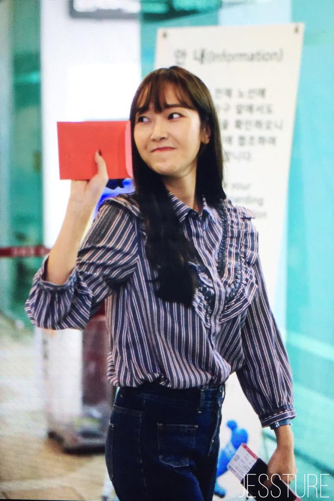 [PIC][23-08-2015]Jessica khởi hành đi Quảng Châu để tham dự sự kiện của "Yes! Coach" vào chiều nay CNFviHOUEAAWwwT
