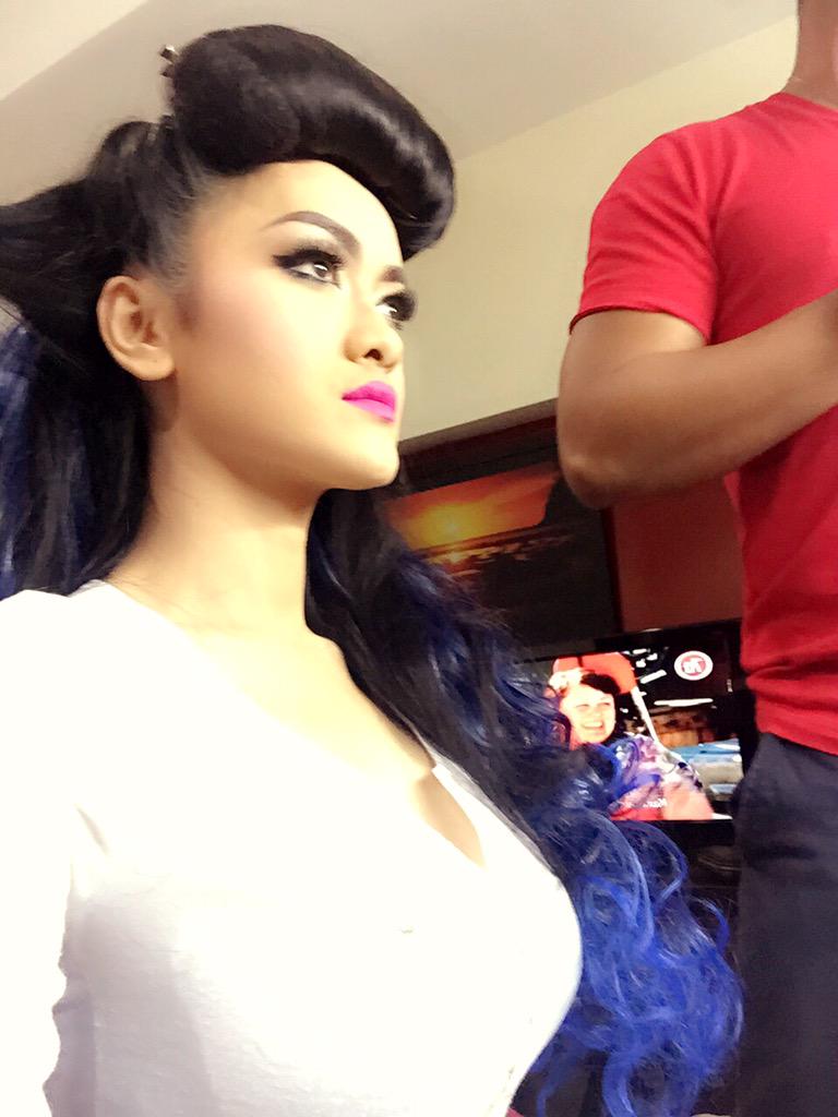juliaperrez's tweet photo. Ayoo merapat @SCTV_  24:00 rangakain ulangtahun sctv 25 http://t.co/AEhBvR4x24