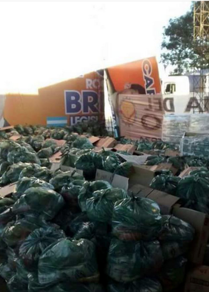 Infomedia24hrs's tweet photo. #ARGENTINA #TucumanElige regalar su dignidad y su voto por bolsones de comida gentileza de @JuanManzurOK 📷 http://t.co/TjnAdSDsPv