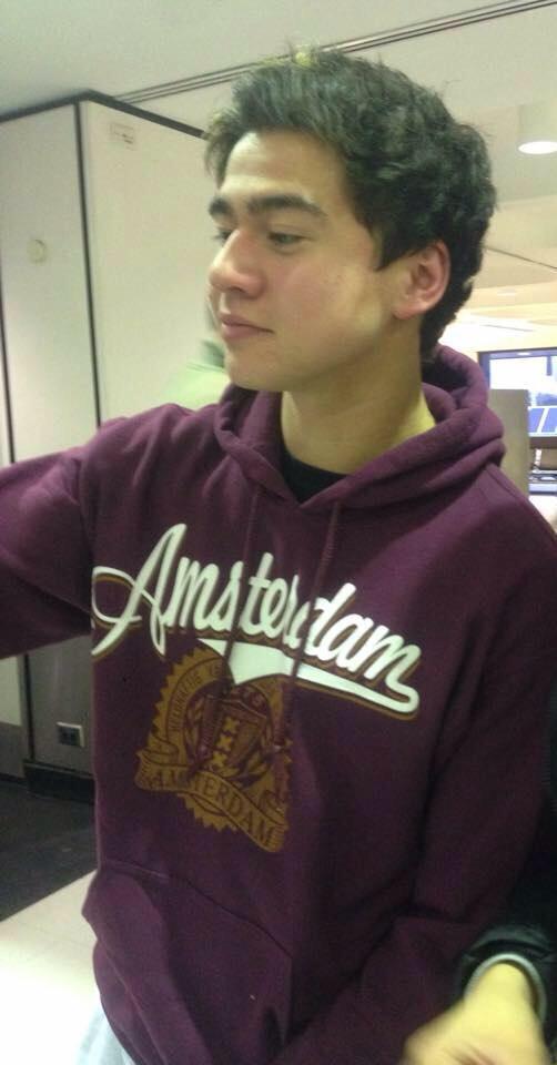 cutietaehyungV's tweet photo. RT IF U WANT SOME CUDDLES FROM THIS GUY #ShesKindaHotVMA http://t.co/KdgNFHruGW