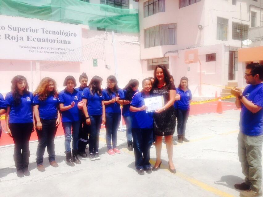 ABCDemocraciaEC's tweet photo. Voluntari@s #ProgramaJuventudes @cruzrojaecuador cuentan con insumos para capacitación en territorio #ABCDemocracia http://t.co/GDtBbvK4uF