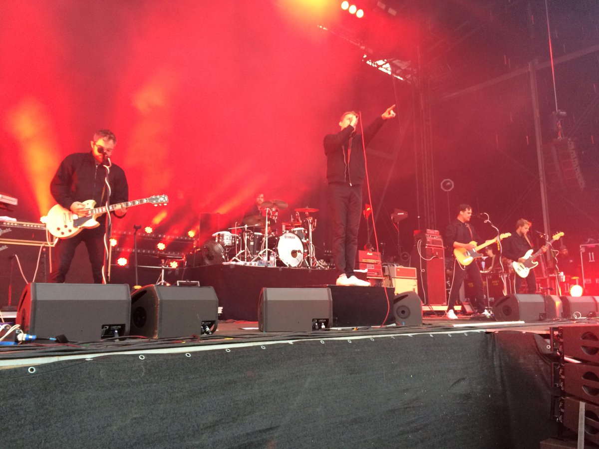 RocknHeim's tweet photo. Trotz Regen und keinen 44 Grad im Studio sorgen @Kraftklub ​ für gute Stimmung! #RNH2015 http://t.co/1MziJExnAM
