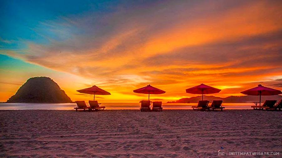 jongjavatrip's tweet image. 4. Pantai di pulau merah ini punya gulungan ombak yg panjang & sering di kunjungi para peselancar #overlandjava