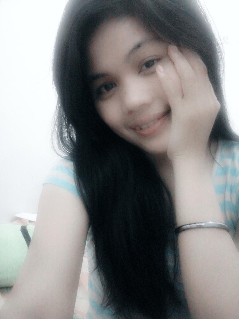 LaeliL's tweet photo. sebenernya aku nutupin pipiku yg besar sebelah 😳 http://t.co/7rMAxP3Ft1