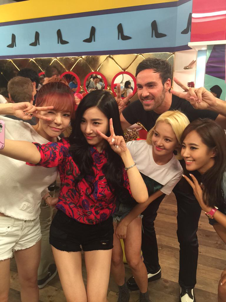 [PIC][23-08-2015]Tiffany - HyoYeon - Yuri và Sunny xuất hiện tại SMCOEX để ghi hình cho chương trình “Better Late Than Never” vào tối nay CNGDJJSVEAAWUev