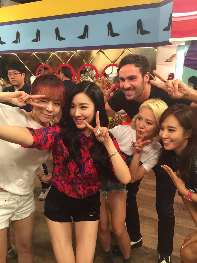 [PIC][23-08-2015]Tiffany - HyoYeon - Yuri và Sunny xuất hiện tại SMCOEX để ghi hình cho chương trình “Better Late Than Never” vào tối nay CNGDJJbUcAAoXhH