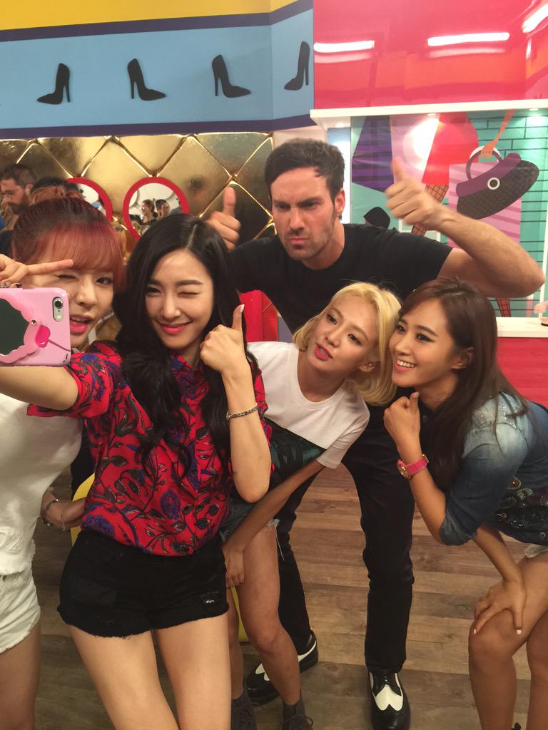 [PIC][23-08-2015]Tiffany - HyoYeon - Yuri và Sunny xuất hiện tại SMCOEX để ghi hình cho chương trình “Better Late Than Never” vào tối nay CNGDJJcUwAAApxH