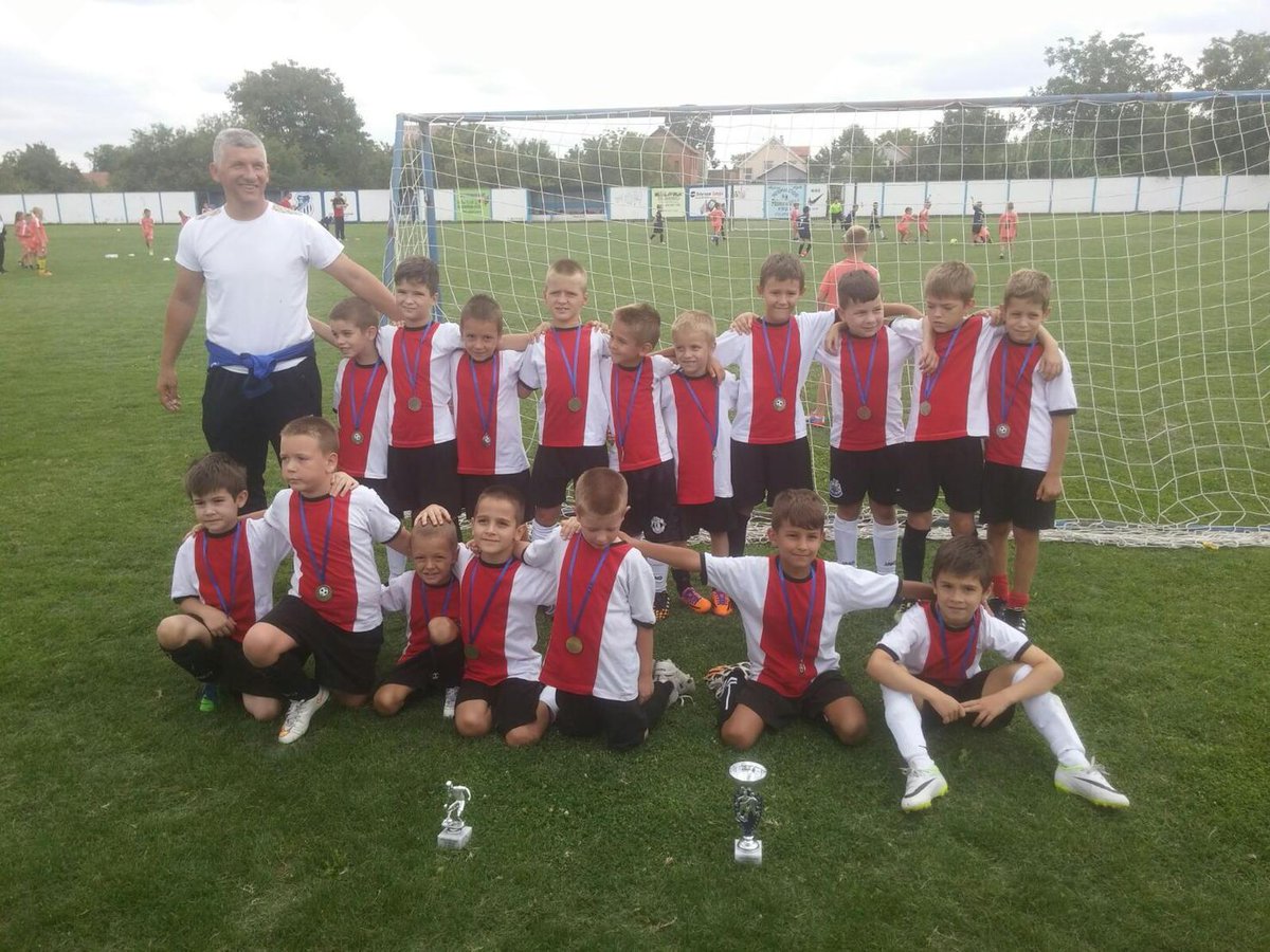 MilovicVlada's tweet photo. Odlicna zabava danas!! Drugo mesto za malu druzinu #fudbal  #Junior #Zrenjanin http://t.co/aEHqzLW8Bm