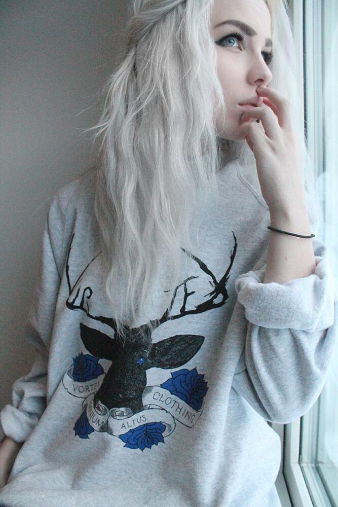 美容師bot 純白真っ白ヘアー が 海外 でブーム 白髪は老いの象徴と思いきや 若者からシニアにかけて ナチュラルかつ 大人の気品ある髪色として大人気に 海外ではシルバーヘアーとして海外セレブを中心にトレンドになっている Http