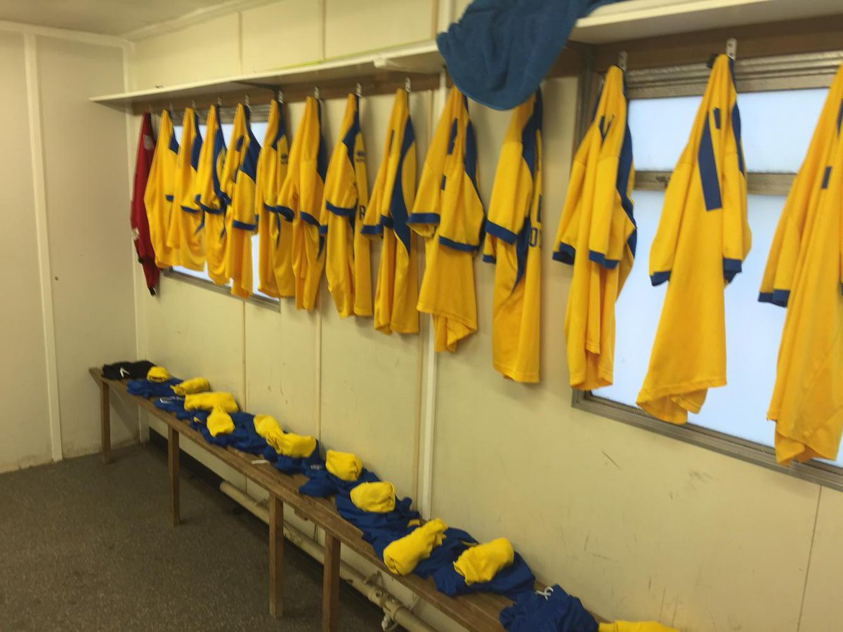 LeeFish16952553's tweet photo. Shirts all layed out for the Boys #yellowssss #goingforclubman ๐ http://t.co/Jq16O0YDnH