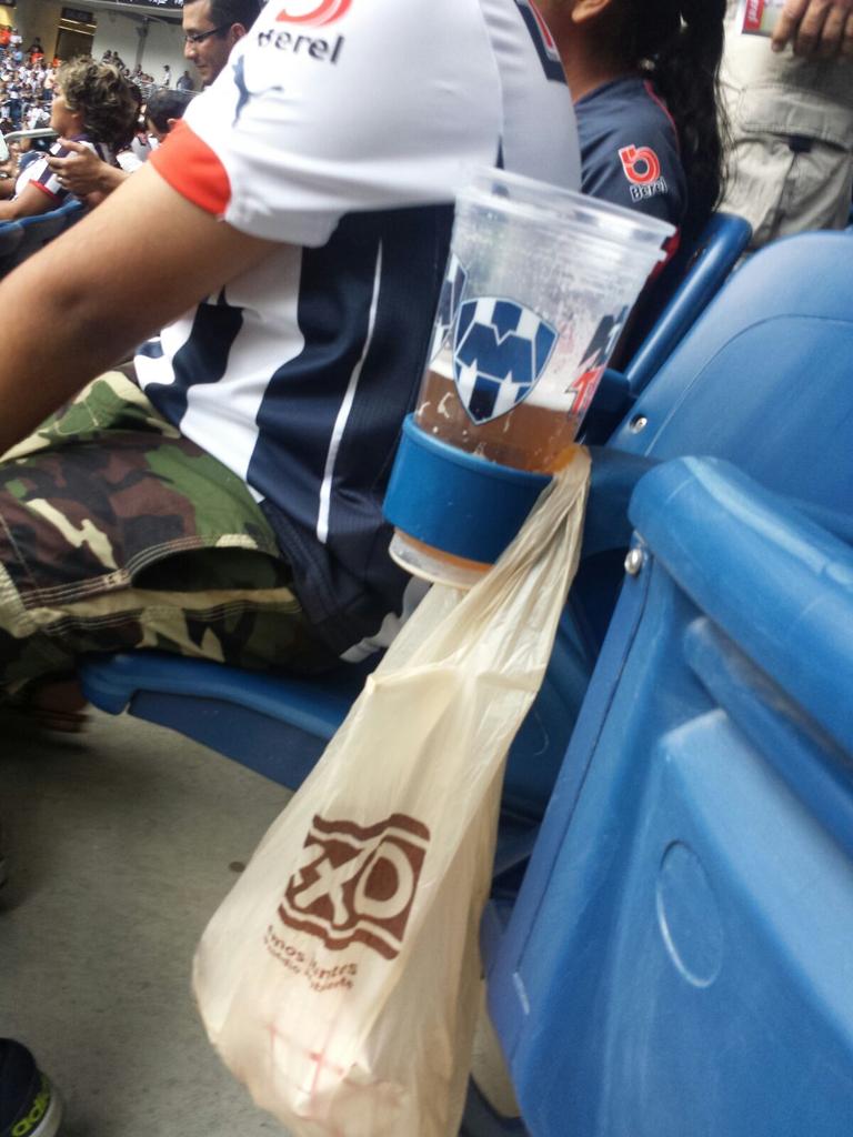 Felicitaciones a La Barra Locura 67 y otras porras que llevaron su bolsa de basura y limpiaron su área !  #Respect