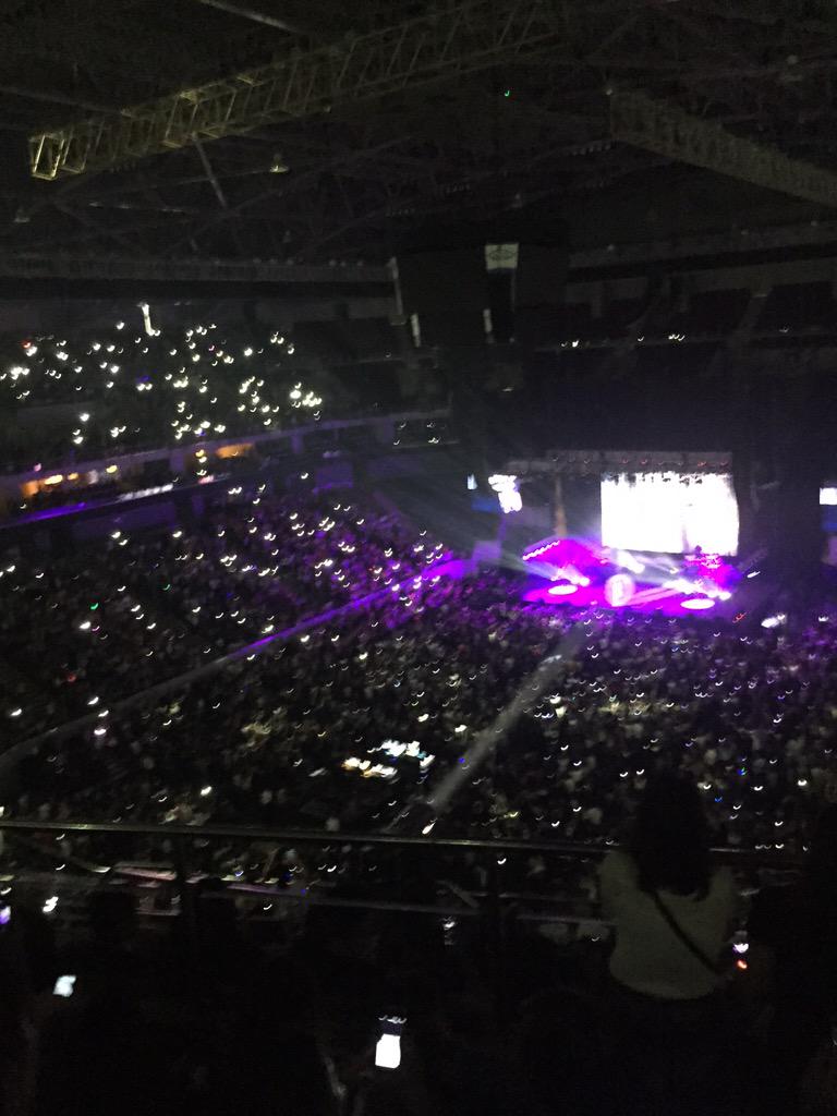 MakMak's tweet photo. 9:21. EVERYBODY SING NAO. #FlashlightMoment #HoneymoonTourManila http://t.co/ZtBGrIuR1D