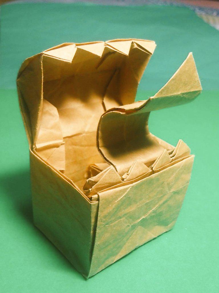 Urs Fillia Pa Twitter 創作 ミミック 不切正方形一枚折 宝箱に擬態していて 開けたらﾊﾟｸｰとなるアレです カドが余るので少し遊ぶことも可能 人ｺﾞｯｸﾝ 折り紙作品 Origami Http T Co Uq6cyzgk5u