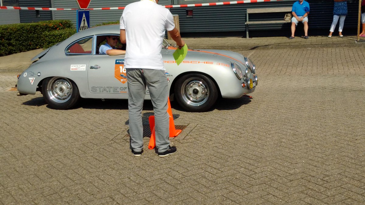 carrosmagazine's tweet photo. Gijs van Lennep Legend, de proef! (2) @GvLL1 http://t.co/7RXvZIkpem