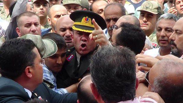 "Saraylarda 30 korumayla gezip zırhlı arabaya binip ’Şehit olmak istiyorum’ diye bir şey yok" hur.yt/1EbWOIX