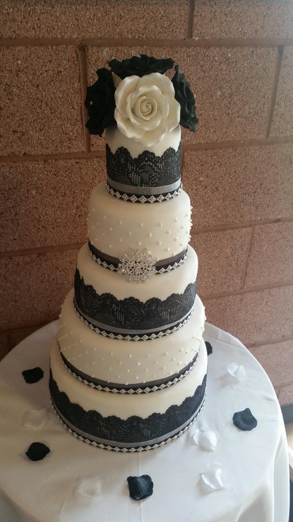 DottieHen's tweet photo. Wedding cake from the weekend http://t.co/Nx32HgHMoP