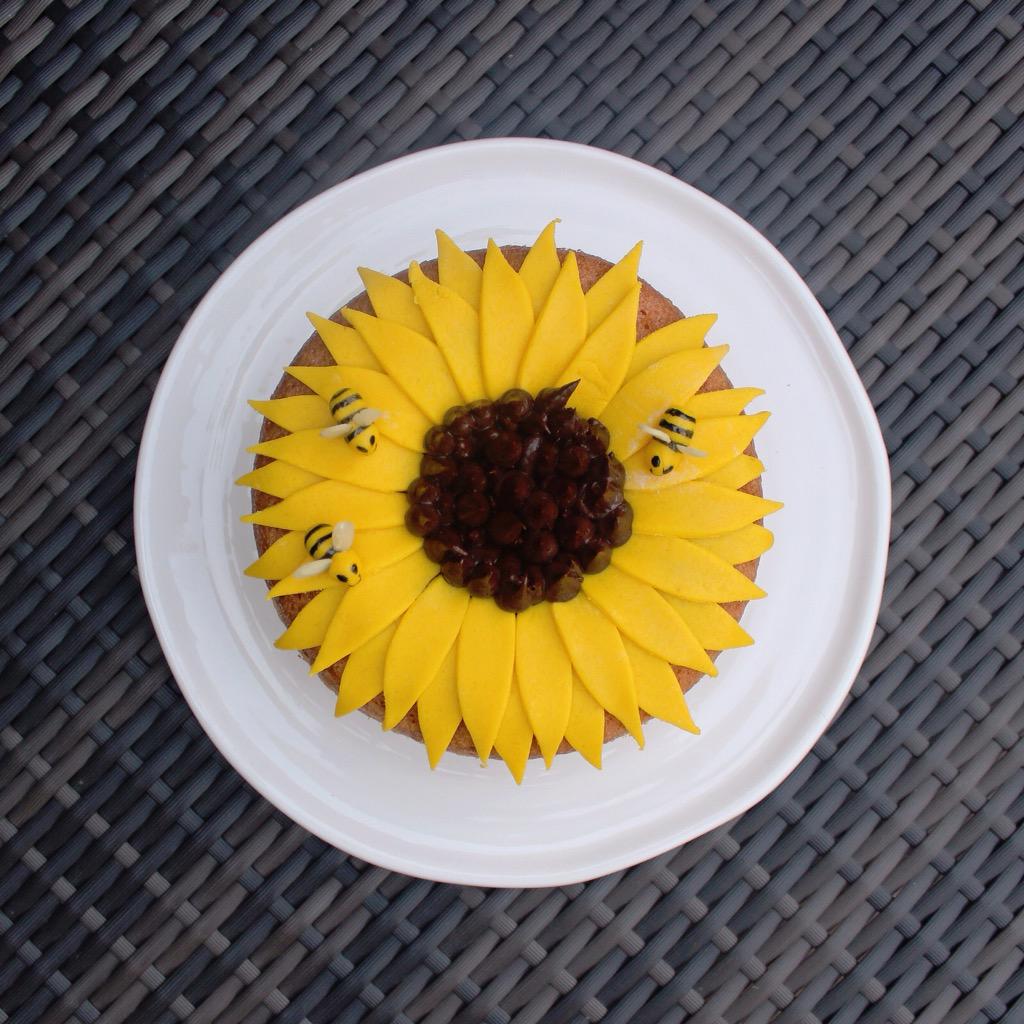 inksugarspice's tweet image. @BakeBehaviour  Sunflower cake (with pistachio and lemon sponge) #goldenmixerbadge