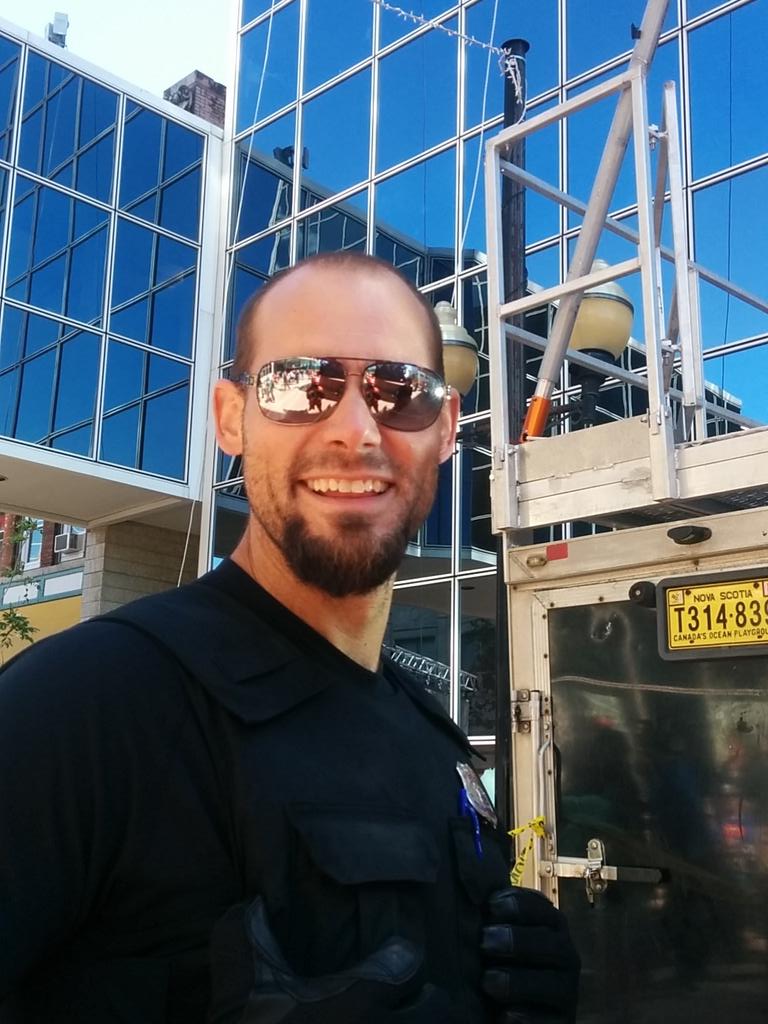 reginapolice's tweet photo. One of the friendly faces helping out at @DropZoneYQR today! #SWAT #rappel #EasteeSeals #DropZoneYQR http://t.co/FCl4U0bZ77
