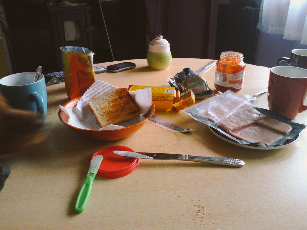 SebaBarilo's tweet photo. "@tinchosur1: Desayunanding con amigos ☕ #FelizDomingo @SebaBarilo http://t.co/X4JkJSWpmY" grasias @tinchosur1 x venir a visitarnos