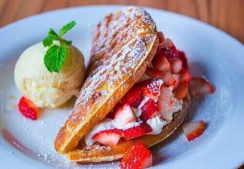 AMiroshkov's tweet photo. Sugar &amp; Strawberry Waffle. https://t.co/fvRcaj8OM8
