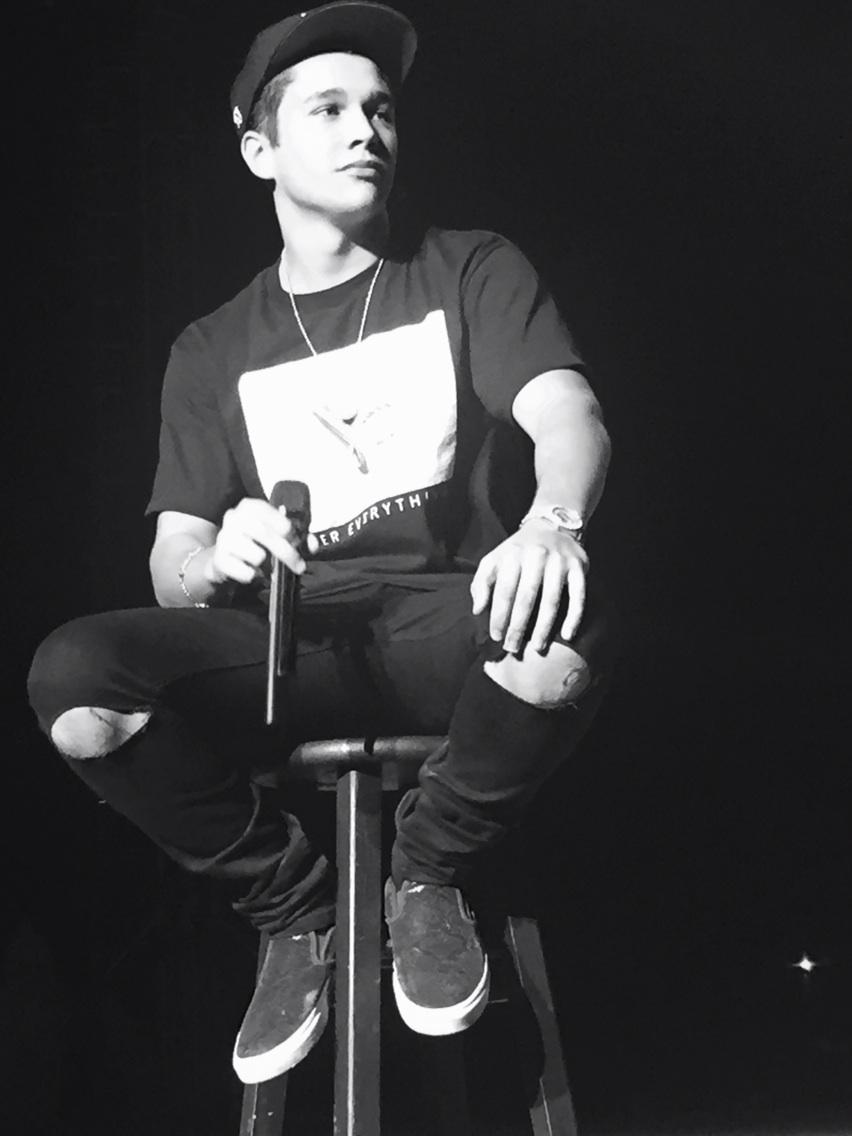 atobi5's tweet image. @AustinMahone my friend took this picture last night and it definitely looks album worthy to me!!