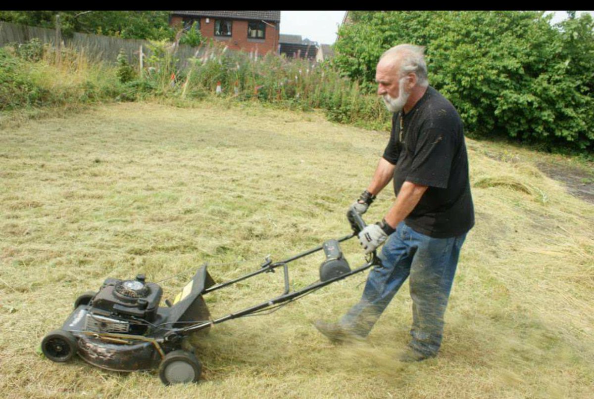 Volunteer Ray working hard with @GowerHeritageG #CleanUp #TheGower today. Weather was kind to us which was good🌳🌾🌞