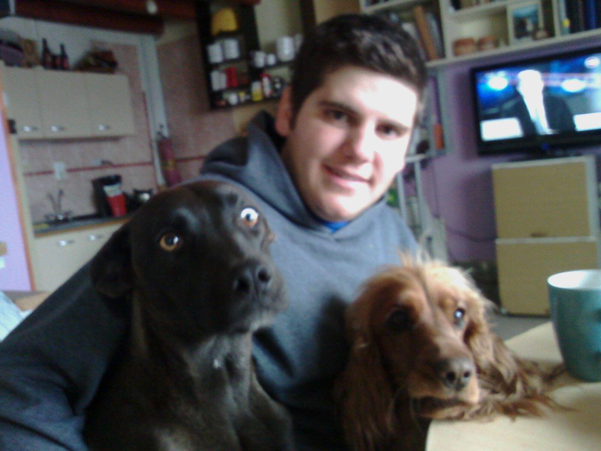 SebaBarilo's tweet photo. Desayunando con @tinchosur1; dani y mis cachoronas http://t.co/HiBzFsulWY