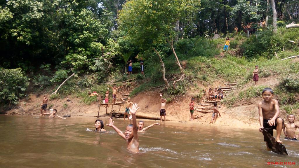 elsaafifah's tweet photo. Di tengah perjalanan menyeberangi sungai sambas dg perahu motor menuju kendaik, disambut dg senyum anak2 kalimantan. http://t.co/X9uU8FrX7r