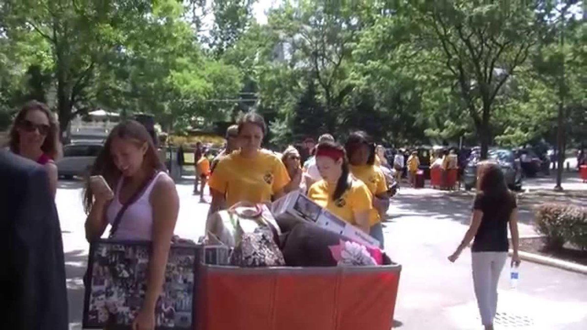 MichelleBNews12's tweet photo. it's move in day at @ionacollege @News12WC #PaulDevlin has a report at 12:30 http://t.co/xYLOSabAYk http://t.co/iZGcNJiApb