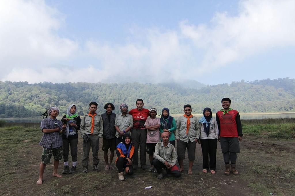 mapalatursina's tweet photo. Ini foto kami sama mawapala dan fatarpa probolinggo sama om agam dari @Mapala_UI  selesai ngopi bareng http://t.co/fn2yp6rsg3