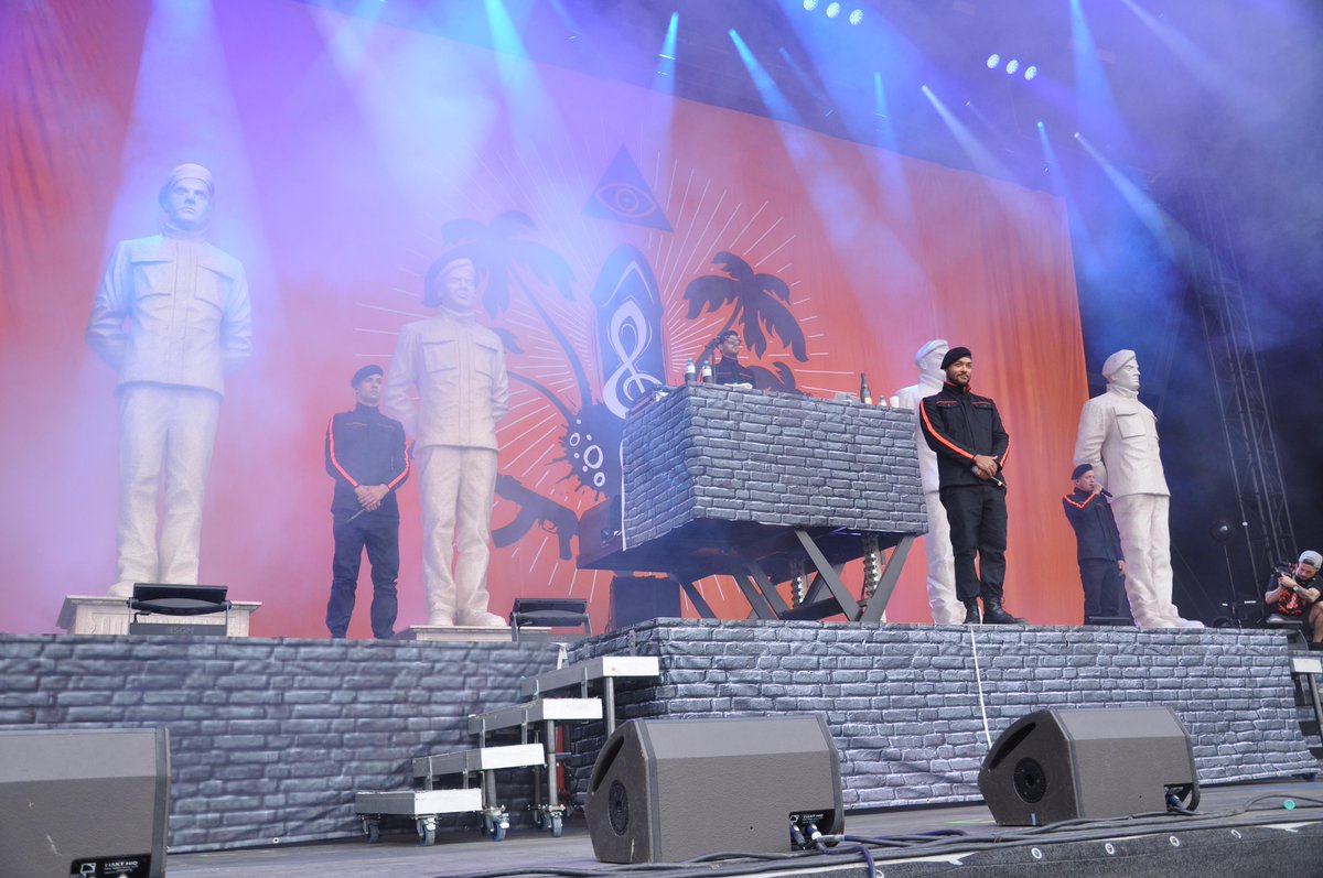 RocknHeim's tweet photo. Die KANNIBALEN IN ZIVIL verbreiten ihre Botschaft @K_I_Z_ ! #RNH2015 http://t.co/dAYyH5oLJx