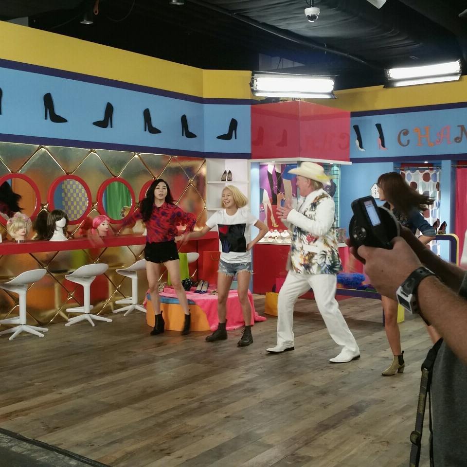 [PIC][23-08-2015]Tiffany - HyoYeon - Yuri và Sunny xuất hiện tại SMCOEX để ghi hình cho chương trình “Better Late Than Never” vào tối nay CNGmVXkU8AAfqiM