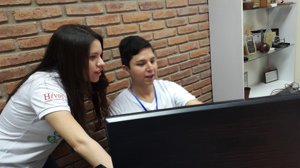 soyluchobolivar's tweet photo. Organizadores #swgreenbo #swsantacruz @LyBarck @Bru_BcM @fchgds @henrysv25 @renesalomon @Maxbell_ #negocios http://t.co/e3Xft3rCf4