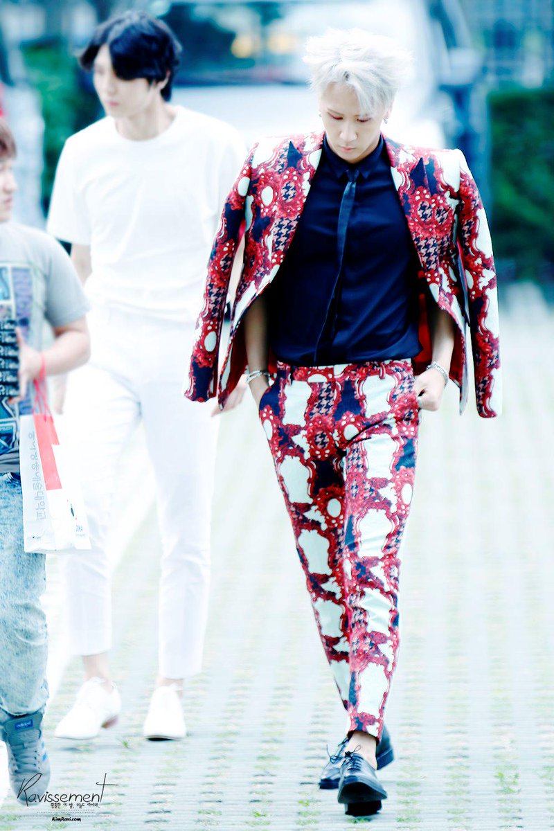 KimRavicom's tweet photo. 150819 목동 출근 #빅스LR #라비 #RAVI @AceRavi 
족쇄처럼 날 붙드는
나보다 더 나 같은 나 
http://t.co/f6sqMdKixF http://t.co/1YFafgI30v