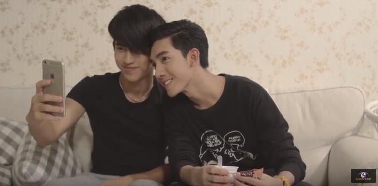 dontonos's tweet photo. นิคใจดี๊ใจดีซื้อไอติมมาฝากพี่เชด้วย @Khet_pitt cr. Youtube MCOT Official #lovesickseason2 #lovesicktheseries http://t.co/7NvK9HRqFV