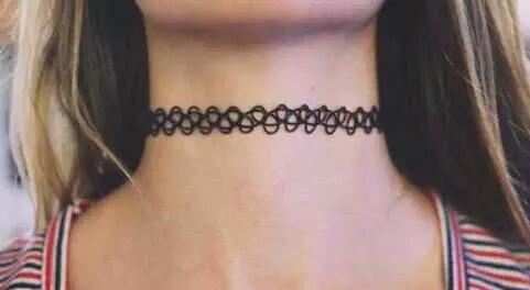 Zhommeler's tweet image. Ce collier il veut juste dire "Je suis une chienne"