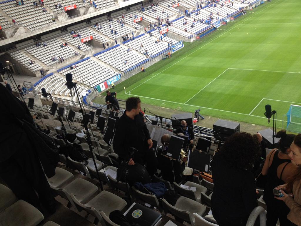 OFIL_Orquesta's tweet photo. Tomadas posiciones @Carlos_Tartiere #homenajeazul #VuelveLaLiga #oviedo con entrada de Vamos, vamos oviedo la afición http://t.co/eDtzxKSqu6