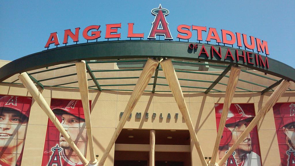 CuteComicGirl's tweet photo. Having a great day @Angels @LosAngeleAngels #angelsbaseball #ralleymonkey #mlb http://t.co/vaLP20cnga