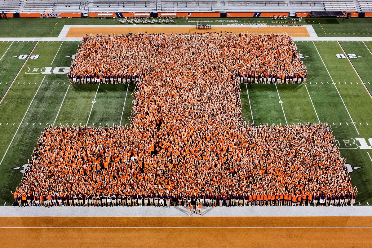 NewsAtIllinois's tweet photo. RT: UIPhoto Welcome to the #ILLINI family, #uiuc2019 Illinois_Alma #iss2015 #HailtotheOrange #ILLINOISwelcome http://t.co/jsTj4DWunE