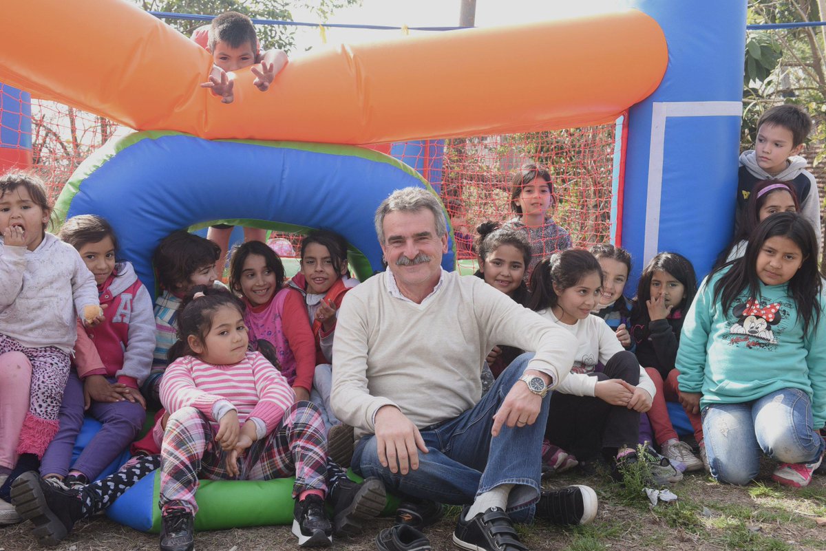 RossiAgustinOk's tweet photo. Gran trabajo de los compañeros de la Vecinal Casiano Casas por el Día del Niño en la zona norte de Rosario http://t.co/yVbs23yjtS