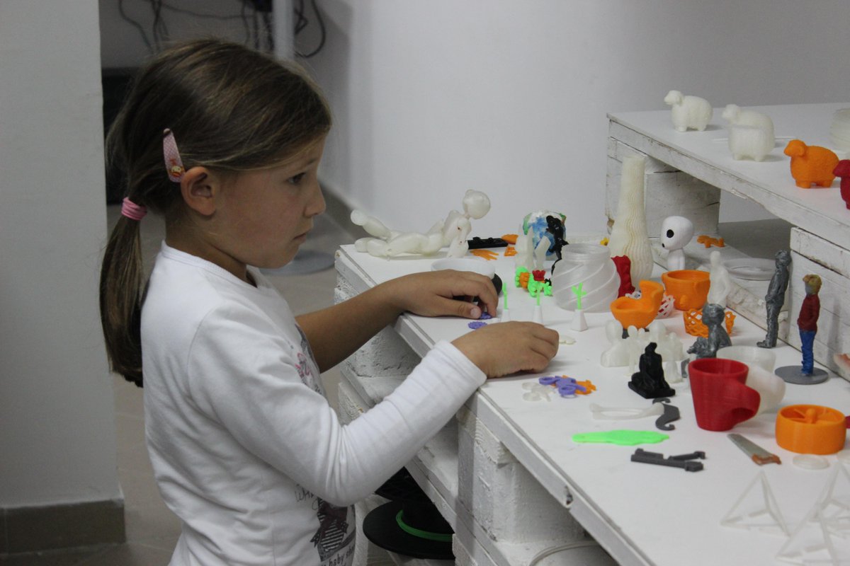 Polyhedra3D's tweet photo. Last few days we had some visits from @MensaBeograda. So much fun, we have to do it again! http://t.co/wUOYIQARP6