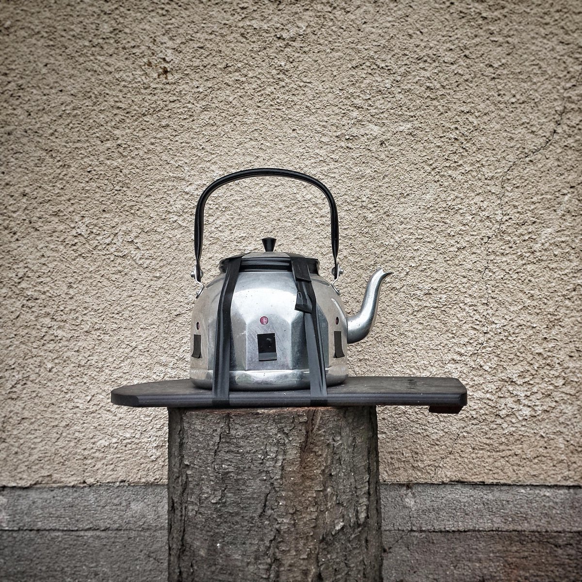 szolargrafia's tweet photo. Teapot pinhole camera and the one month solargraph whith 3 holes.
#pinhole #solargraphy #teapot #multihole http://t.co/OvPz31lqDP