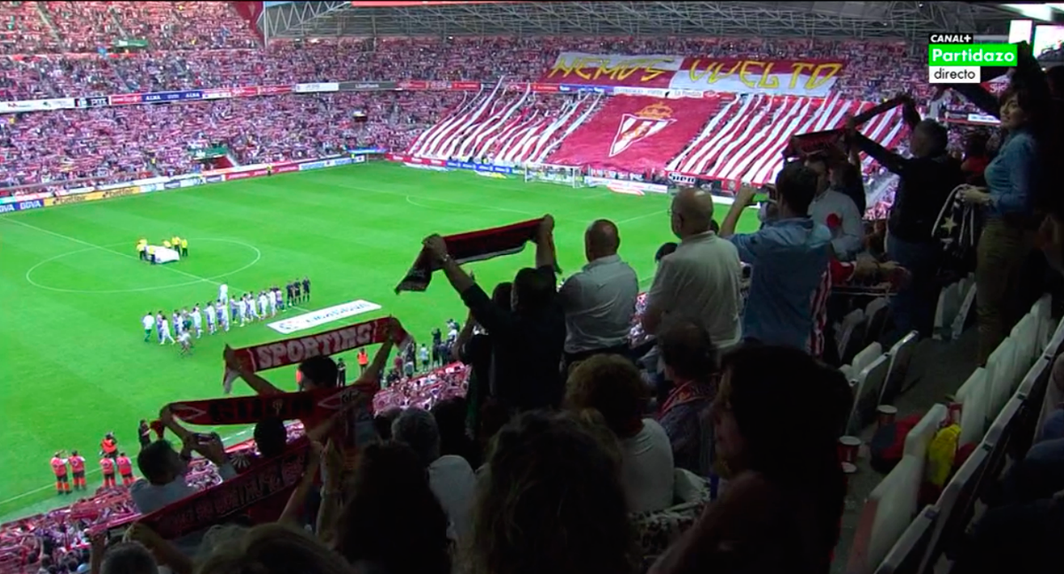 MPlusDeportes's tweet photo. La afición del @realsporting viste El Molinón con sus mejores galas: 'HEMOS VUELTO' http://t.co/UjYLEsaQwe