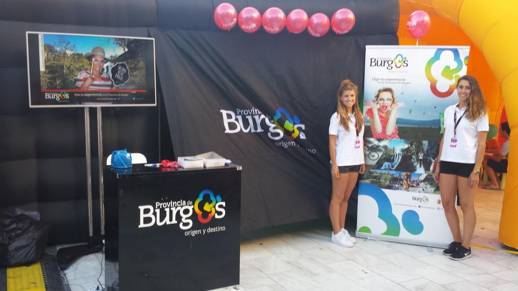 BurgosTur's tweet photo. @loreenarubio24 y @samara8228 Nuestras dos incansables burgalesas q recorren las llegadas de @lavuelta #LV2015 http://t.co/oxlpgwwjMA